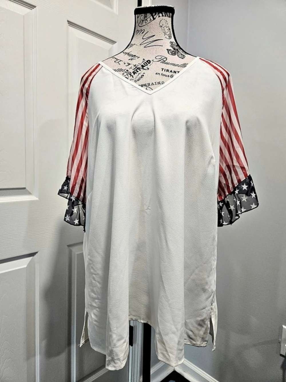 BLOOMCHIC American Flag Print V-Neck T-Shirt Large NWT